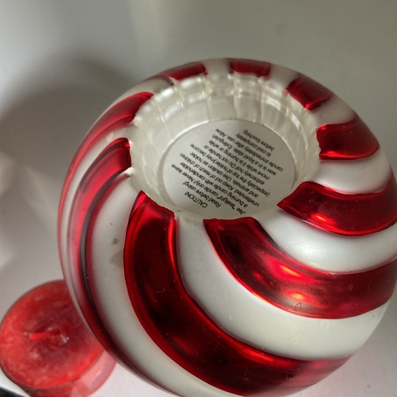 Candle holder shaped like an ornament red & white swerling stripes - Picture 2 of 4